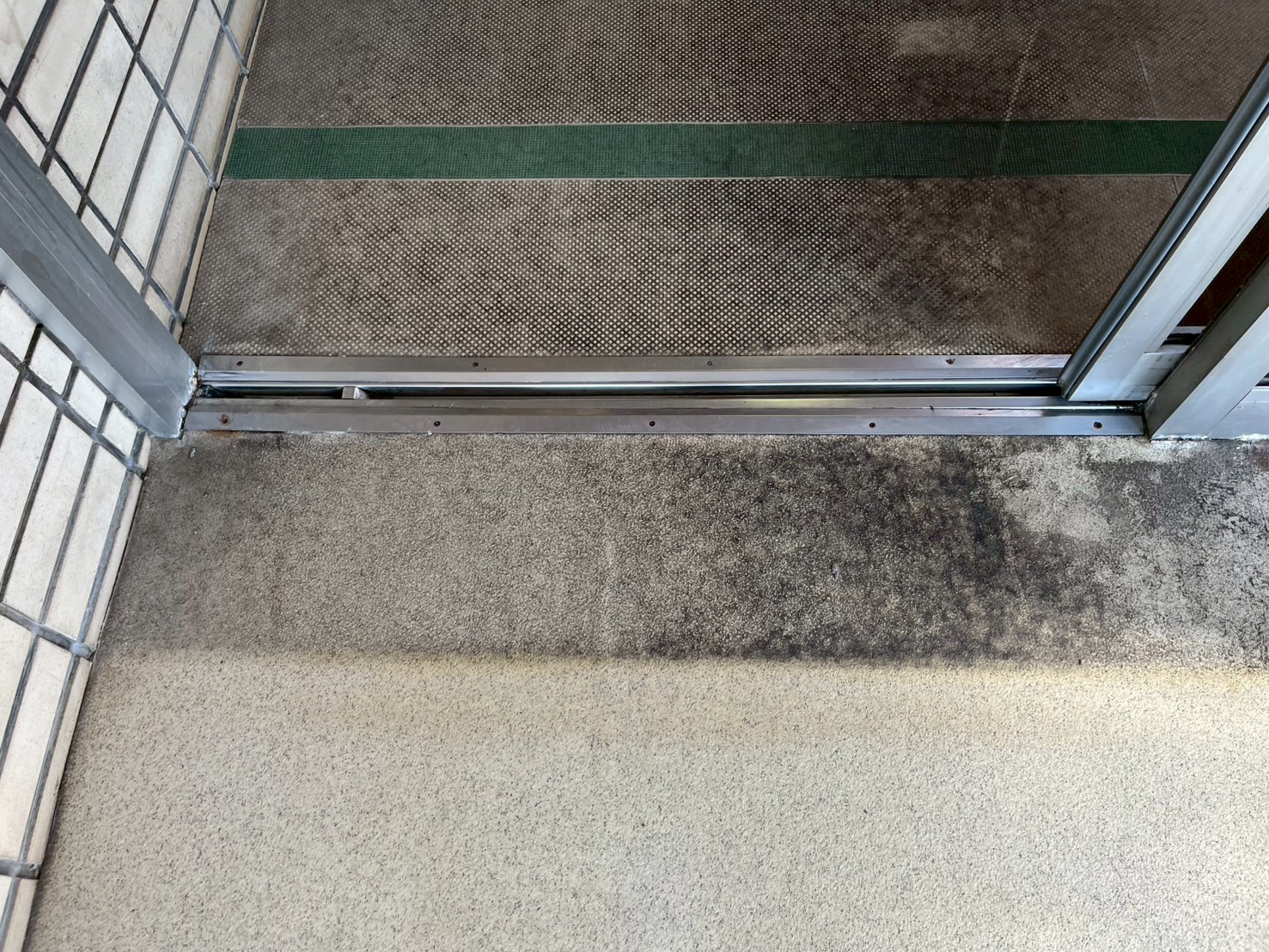 病院の車椅子用スロープの汚れ
